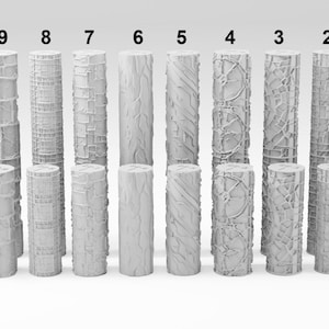 Könnte beinhalten: Eine Sammlung von zehn zylindrischen Objekten mit unterschiedlichen strukturierten Designs. Jedes Objekt hat einen passenden kleineren Zylinder. Die Designs umfassen geometrische Muster, lineare Texturen und kreisförmige Motive. Die Objekte sind alle hellgrau.