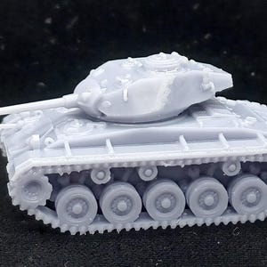 Peut inclure: Un petit modèle de char gris clair avec un long canon et des chenilles détaillées. Le véhicule militaire miniature a une tourelle sur le dessus et est conçu avec des caractéristiques réalistes. Le char est un objet de collection.