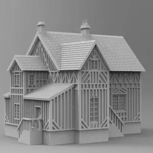 Könnte beinhalten: Ein graues Miniaturhausmodell mit Satteldach, Fenstern und einer Veranda. Das Haus hat ein Fachwerkdesign mit vertikaler Verkleidung und dekorativen Zierleisten. Das Modell umfasst Schornsteine und eine kleine Treppe.