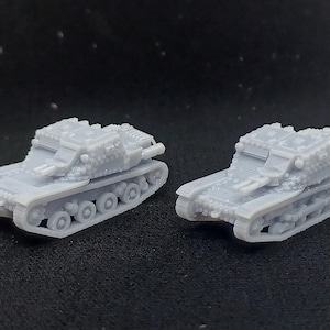 Puede incluir: Dos tanques de juguete de plástico gris con detalles precisos. Los tanques tienen un diseño en relieve en la parte superior y los lados, y están sobre una superficie negra.