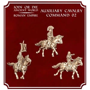 Könnte beinhalten: Drei metallfarbene Miniaturfiguren römischer Hilfskavallerie zu Pferd vor einem dunkelroten Hintergrund. Der Text lautet JOIN OR DIE ANCIENT WORLD ROMAN EMPIRE AUXILIARY CAVALRY COMMAND 02. Jeder Reiter trägt eine Rüstung und einen Helm.