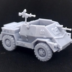 Könnte beinhalten: Ein weißes Plastikmodell eines militärischen Panzers mit einem oben montierten Maschinengewehr. Das Auto hat ein detailliertes Design und ist eine großartige Ergänzung für jede Modellkollektion.