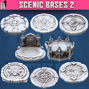 Könnte beinhalten: Eine Sammlung von neun grauen, aufwendig gestalteten Szenenbasen für Miniaturfiguren. Die Basen weisen verschiedene Formen und Muster auf, darunter kreisförmige, ovale und Plattformdesigns mit detaillierten architektonischen Elementen. Der Text "SCENIC BASES 2" ist oben zu sehen.
