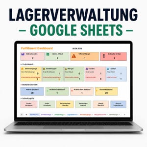 Op de afbeelding: Een laptopscherm met een digitaal voorraadbeheersysteem voor Google Sheets genaamd LAGERVERWALTUNG - GOOGLE SHEETS. De interface bevat een Fulfillment Dashboard met diverse kleurgecodeerde datavakken voor het bijhouden van voorraden en bestellingen.
