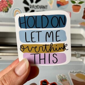 Hold On Déjame pensar Demasiado Pegatina / entrenamiento motivacional Laptop Calcomanías, confianza, inspiración, sobrepensador, para Hydroflask y Laptops