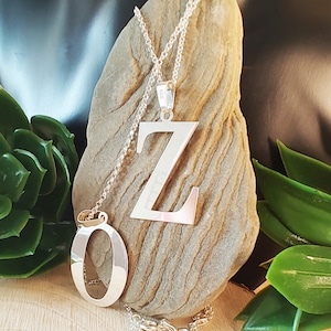 Colgante de plata con grandes y bonitas letras del alfabeto fabricado en plata 925 con cadena de plata