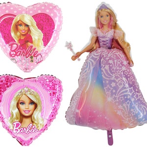 Könnte beinhalten: Zwei rosa herzförmige Folienballons mit einem Bild von Prinzessin Barbie. Die Ballons haben eine glitzernde Oberfläche und den Text "Barbie" darauf gedruckt.