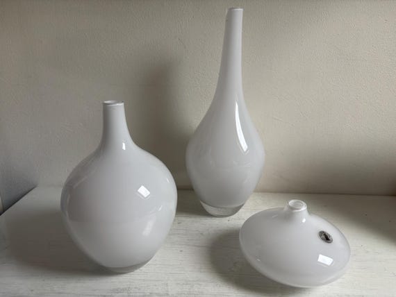 Ikea Salong Vase, Design von Johanna Jelinek, weißes Milchglas