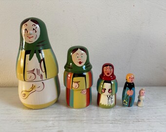 Un nido di cinque matrioske di legno, bambole babushka