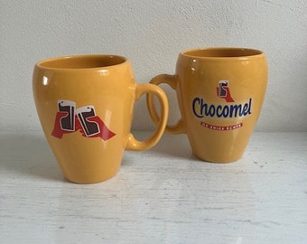 Set van twee Chocomel mokken, Nutricia, proostende handjes