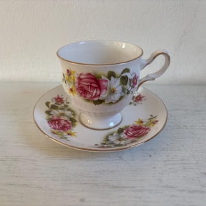 Tasse et soucoupe Queen Anne, porcelaine anglaise