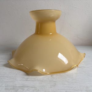Pantalla de cristal, color amarillo mantequilla