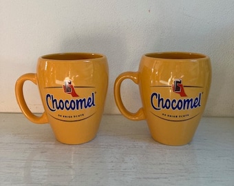 Set van twee Chocomel bekers, Nutricia, warme chocolademelk, logo enkele zijde, handvat links