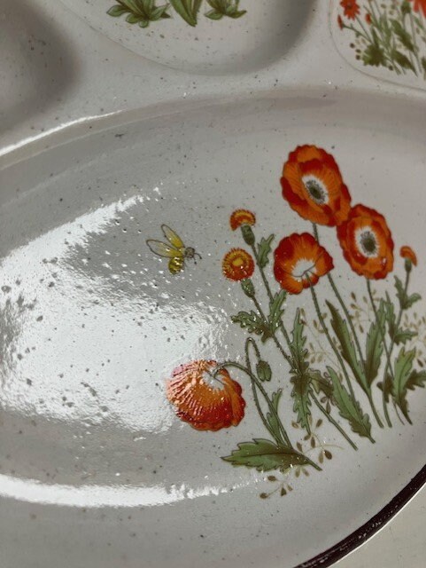 Ensemble de quatre assiettes à fondue, six assiettes à compartiments, décor  fleurs sauvages -  France