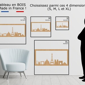 Op de afbeelding: Een houten uitsnijding van de skyline van Parijs in vier verschillende maten: klein (38x38 cm), middel (58x58 cm), groot (78x78 cm) en extra groot (98x98 cm). De uitsnijding is gemaakt van natuurlijk hout en heeft een lichtbruine kleur.