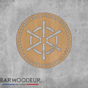 Peut inclure: Un dessous de verre en bois avec un motif décoratif de roue de navire de couleur gris clair. Le dessous de verre a un grain de bois brun et une bordure en forme de corde.