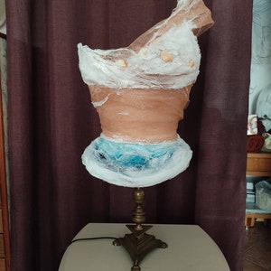 Bust sculpture, display lamp image 3