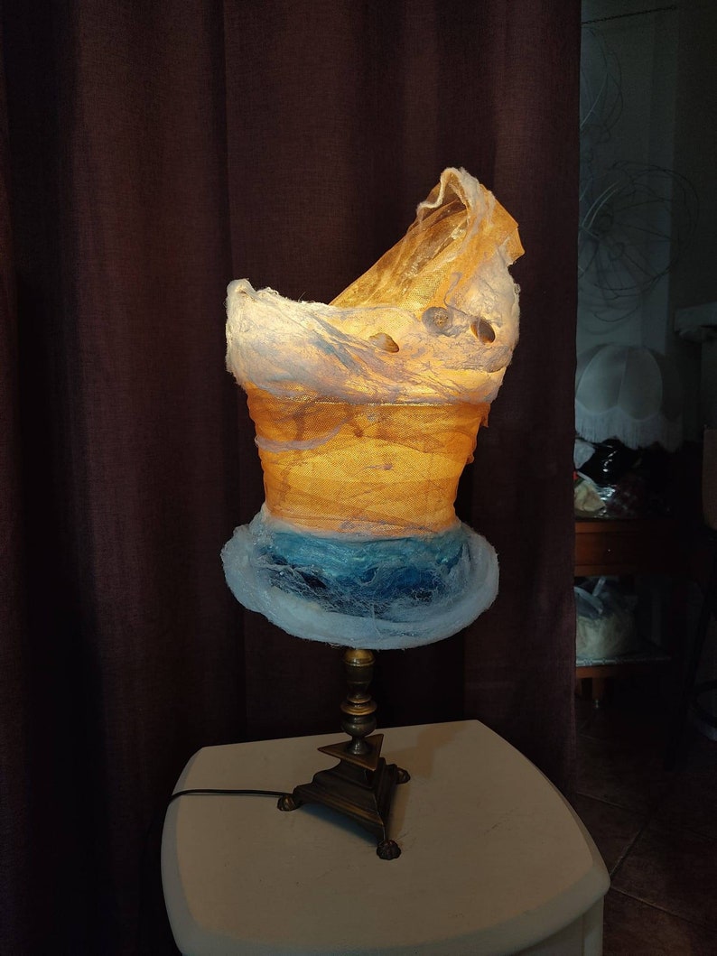 Bust sculpture, display lamp image 1