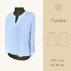 Puede incluir: Una túnica azul claro con cuello en V y mangas largas, estampada con pequeños puntos blancos. La túnica se muestra en un maniquí negro. La imagen también incluye la palabra "Tunika" y un diagrama de la túnica.