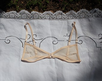 Completo intimo burlesque personalizzato in raso vintage e rete beige.