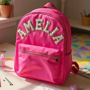 Nylon Rucksack Personalisiert mit Glitzerbuchstaben. Aufnäher, Kinderrucksack, Schulanfang, Reiserucksack. Gepatchtes Rückenteil