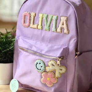 Mochila de nylon personalizada com letras brilhantes. Patches costurados, mochila infantil, volta às aulas, mochila de viagem. Costas com patch, patches.