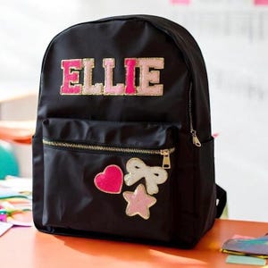 Nylon Rucksack Personalisiert mit Glitzerbuchstaben. Aufnäher, Kinderrucksack, Schulanfang, Reiserucksack. Gepatchtes Rückenteil