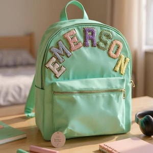 Nylon Rucksack Personalisiert mit Glitzerbuchstaben. Aufnäher, Kinderrucksack, Schulanfang, Reiserucksack. Gepatchtes Rückenteil