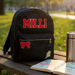 Nylon Rucksack Personalisiert mit Glitzerbuchstaben. Aufnäher, Kinderrucksack, Schulanfang, Reiserucksack. Gepatchtes Rückenteil
