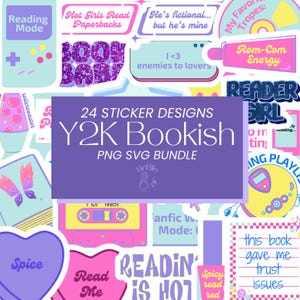 Könnte beinhalten: Ein Set von 24 Y2K-Sticker-Designs im PNG- und SVG-Format. Die Aufkleber zeigen Sätze wie „Reading Mode“, „Book Baby“ und „Rom-Com Energy“. Das Design verwendet eine Farbpalette aus Pink, Lila und Türkis.