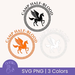 Puede incluir: Tres logotipos de Camp Half-Blood en negro, naranja y blanco. Cada logotipo presenta un caballo alado dentro de un marco circular con el texto "CAMP HALF-BLOOD". La parte inferior de la imagen dice "SVG PNG | 3 Colores".