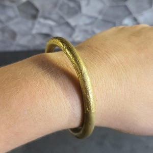 Vintage 1970s floral brass bangle bracelet