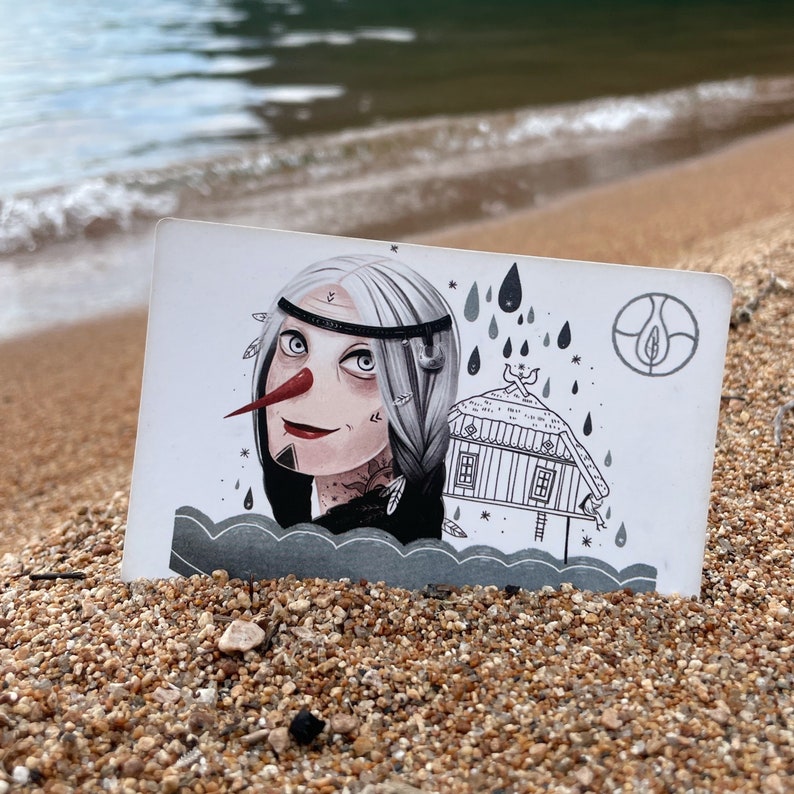 Puede incluir: Una ilustraci&oacute;n en blanco y negro de una mujer con una nariz grande y una peque&ntilde;a casa en la cabeza. La mujer tiene el pelo blanco y lleva un vestido negro. La casa es blanca con bordes negros y tiene una peque&ntilde;a ventana. El fondo es gris claro.