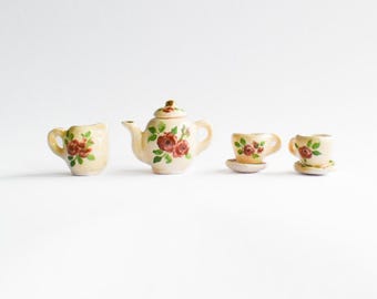 Un juego de té de porcelana rosa