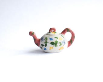 Una tetera botánica de Staffordshire