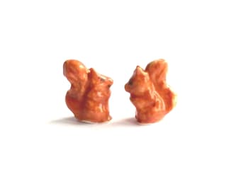 Un par de ardillas rojas de porcelana