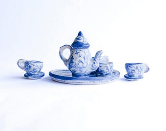 Un juego de té de porcelana de Delft