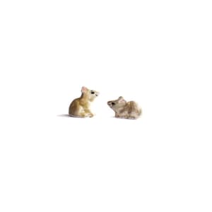 Könnte beinhalten: Zwei kleine Tierfiguren aus Keramik. Eine ist hellbraun und sitzt, die andere ist grau und in einer ähnlichen Pose. Die Figuren befinden sich auf weißem Hintergrund. Die Tiere scheinen Mäuse oder ähnliche kleine Säugetiere zu sein.