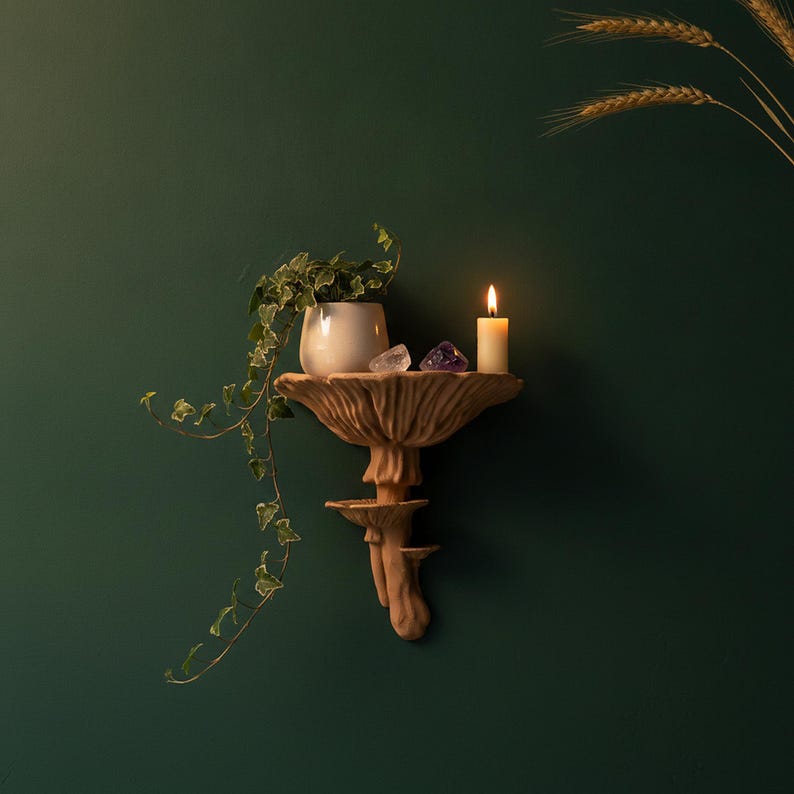 Fliegenpilz-Wandregal dekoriert mit Efeu, Kristall und Kerze – witchy Cottagecore Wanddeko, Halloween Deko