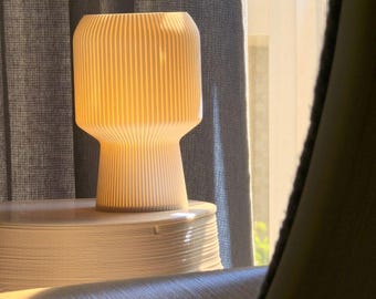 Liora Tischlampe Design – Nachttischlampe mit warmem Ambientelicht | Boho Designer Tischlampe handgefertigt Heidelberg