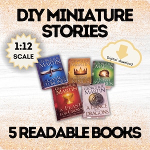 Könnte beinhalten: Fünf Miniatur-Taschenbücher mit den Titeln "A Game of Thrones", "A Clash of Kings", "A Storm of Swords", "A Feast for Crows" und "A Dance with Dragons" von George R.R. Martin. Die Bücher sind im Maßstab 1:12 und ein digitaler Download.