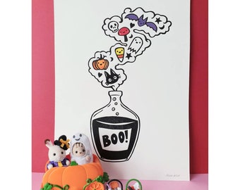 Könnte beinhalten: Eine Schwarzweißillustration einer Zaubertrankflasche mit dem Wort "BOO!" darauf. Die Flasche ist von einer Rauchwolke umgeben, in der verschiedene Halloween-Motive zu sehen sind, darunter ein Geist, eine Fledermaus, ein Schädel und Mais. Zwei kleine Figuren eines Hasen und einer Katze sitzen in einem Kürbiswagen.