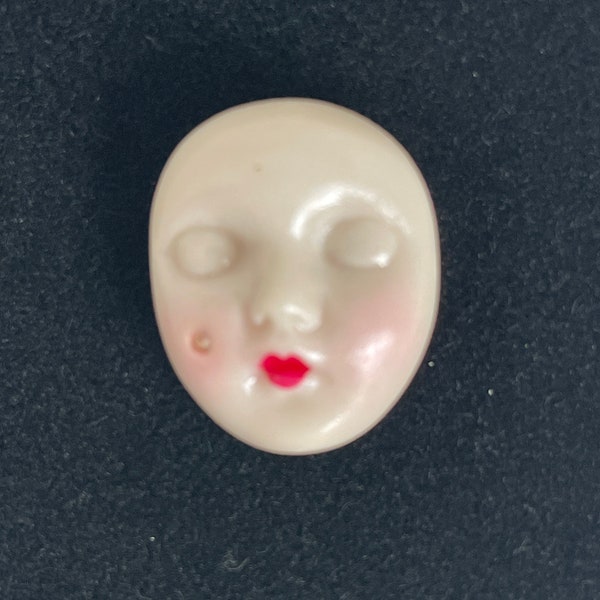 SCARLET red lips Rhett Watch out! ADAGIO face mask porcelain pin New. Swarowski Crystal beauty mark. Easel style card gift package. New.