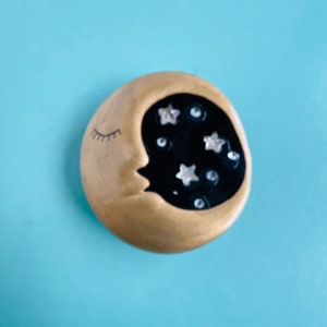 GOLD MOON is a powerful feminine energy, that signifies wisdom, intuition, and spiritual connection.