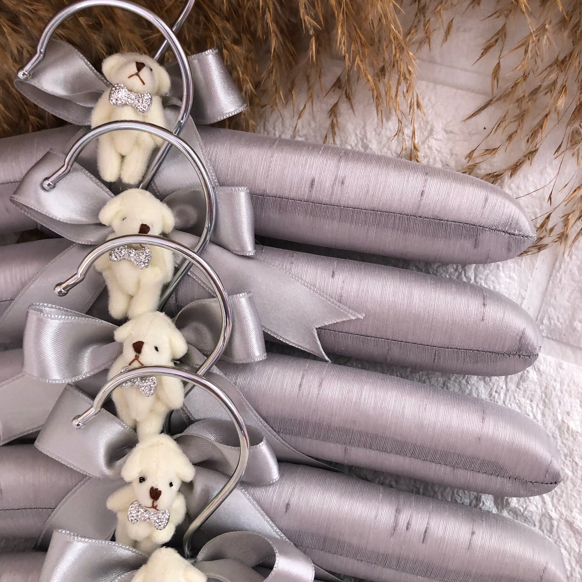 Grijze gewatteerde babyhanger met pluche beren, aanpasbare kleerhanger, gepersonaliseerde stoffen hanger, grijze kleur, cadeau babyjongen, overdekte hanger,