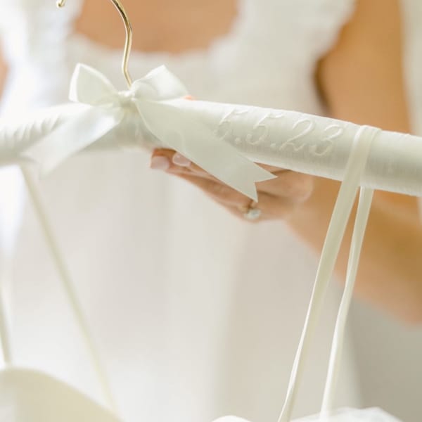 Gruccia da sposa in tessuto personalizzabile con ricamo, gruccia da sposa con monogramma ecru, gruccia da sposa personalizzata, gruccia imbottita per abito da sposa