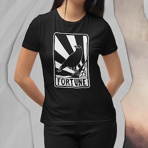 T-shirt da donna nera, maglietta corvo, camicia gotica, corvo immagine vintage, corvo fortunato, Rufus il corvo, tarocchi della carta fortunata, magliette alternative