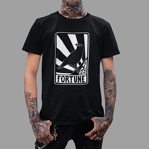 Camiseta preta unissex, Lucky Raven, camiseta masculina, camiseta Raven, camiseta alternativa corvo, camisa gótica, carta de tarô boa sorte, camisa vintage