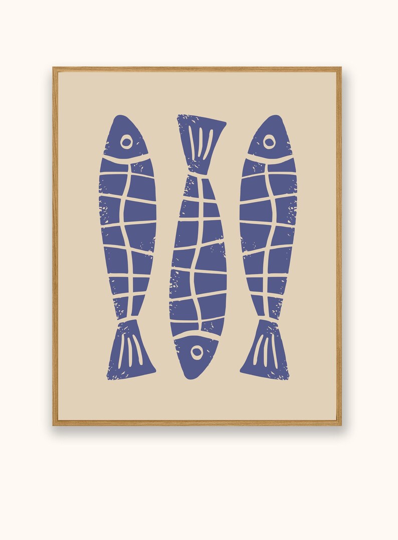 Op de afbeelding: Een ingelijst print met een beige achtergrond en drie blauwe vissen silhouetten. De vissen zijn gestileerd en hebben een eenvoudig ontwerp.