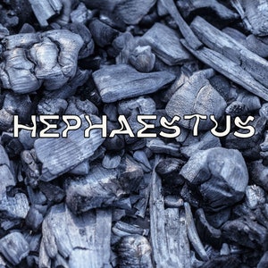 Puede incluir: Una imagen de primer plano de un montón de briquetas de carbón vegetal con la palabra "HEPHAESTUS" escrita en letras blancas en el centro de la imagen.